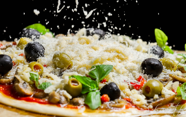 Обои картинки фото еда, пицца, макро, оливки, сыр