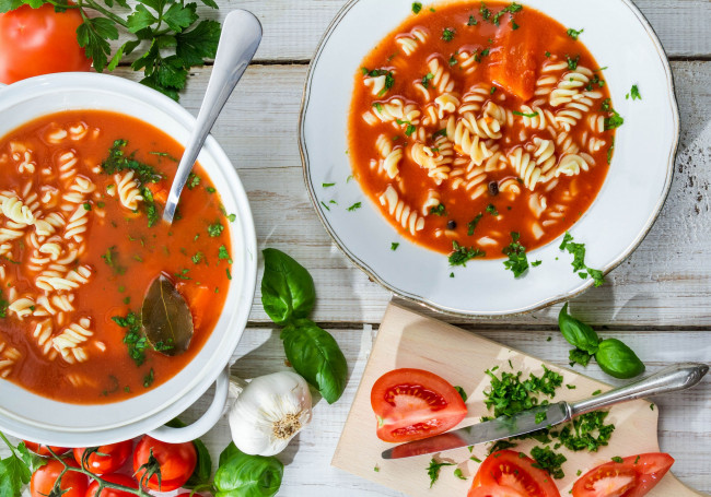 Обои картинки фото еда, первые, блюда, чеснок, помидоры, макароны, томатный, суп