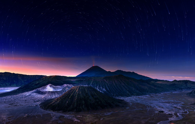 Обои картинки фото природа, горы, индонезия, Ява, небо, звезды, ночь, вулкан, bromo-tengger-semeru, national, park, indonesia, бромо