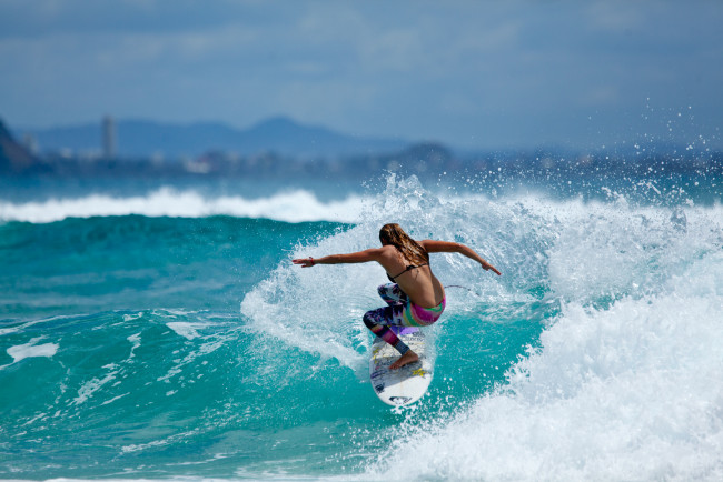 Обои картинки фото спорт, серфинг, surfing, серфингистка, океан