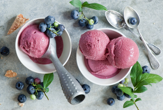 Обои картинки фото еда, мороженое,  десерты, голубика, ложки, ягоды