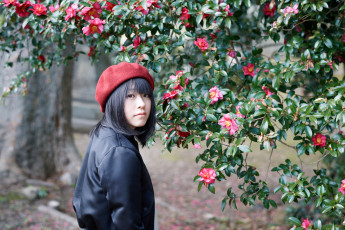 Картинка девушки -unsort+ азиатки девушка берет азиатка взгляд ryuichi miyazaki дерево ветки цветы листья