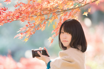 Картинка девушки -unsort+ лица +портреты осень фотоаппарат листья ветки взгляд фотограф азиатка ryuichi miyazaki