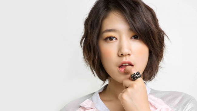 Обои картинки фото park shin hye, девушки, губы, актриса, певица, кореянка, азиатка, кольцо