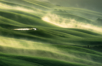 Картинка природа пейзажи италия тоскана свет дымка поля холмы озеро