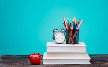 Картинка разное канцелярия +книги красочный часы книги карандаши стол фон цветные будильник яблоко