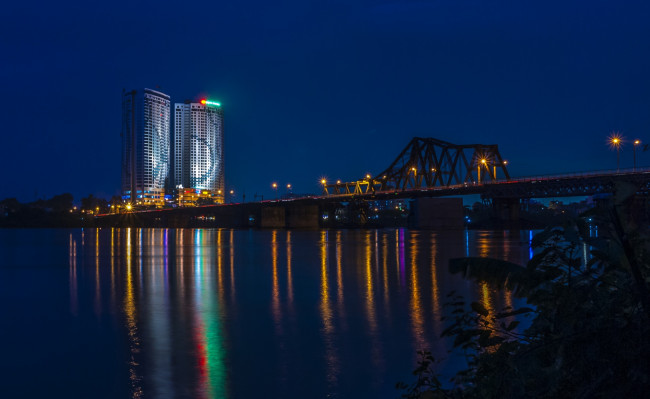 Обои картинки фото вьетнам, города, - мосты, водоем, освещение, фонари, деревья, отражение, небоскреб