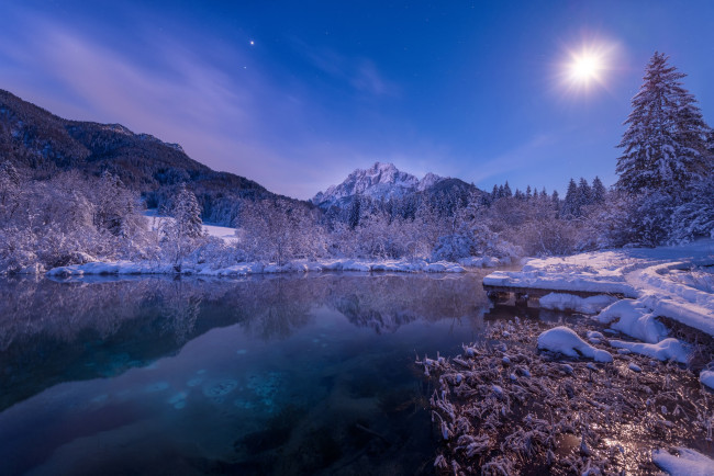 Обои картинки фото природа, реки, озера, горы, озеро, ночь, свет, луна, зима, снег