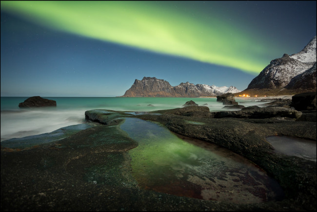 Обои картинки фото природа, северное сияние, норвегия, северное, сияние, побережье, горы, лофотенские, острова, море
