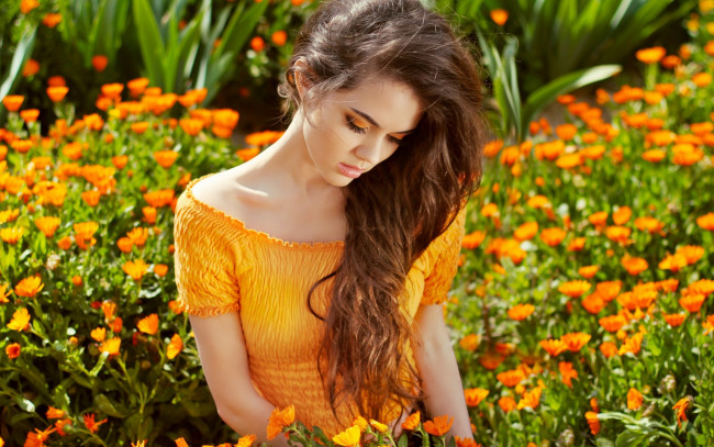 Обои картинки фото девушки, -unsort , брюнетки, темноволосые, сад, топ, шатенка, цветы