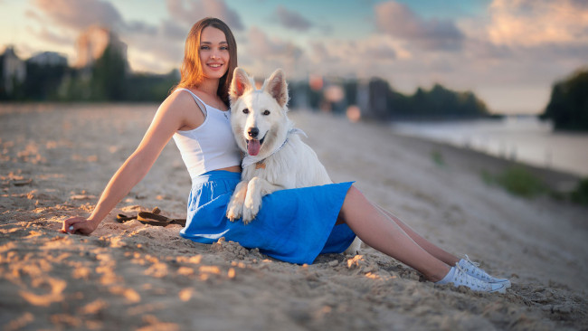 Обои картинки фото девушки, - брюнетки,  шатенки, девушка, собака, солнце, юбка, побережье