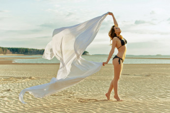 Картинка девушки -+брюнетки +шатенки пляж купальник бикини ветер