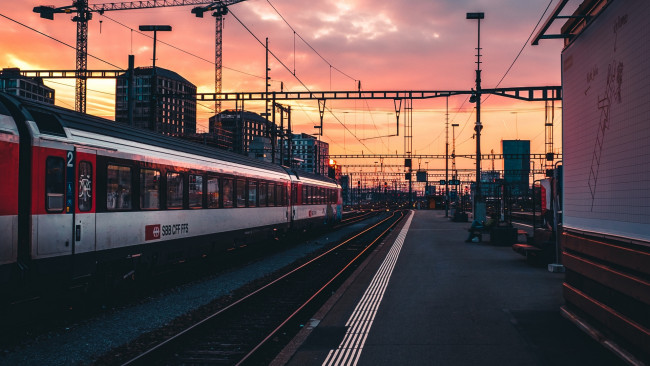 Обои картинки фото техника, поезда, железная, дорога, железнодорожные, пути, поезд, вокзал, закат, небо, швейцария, городской, спокойный, вечер