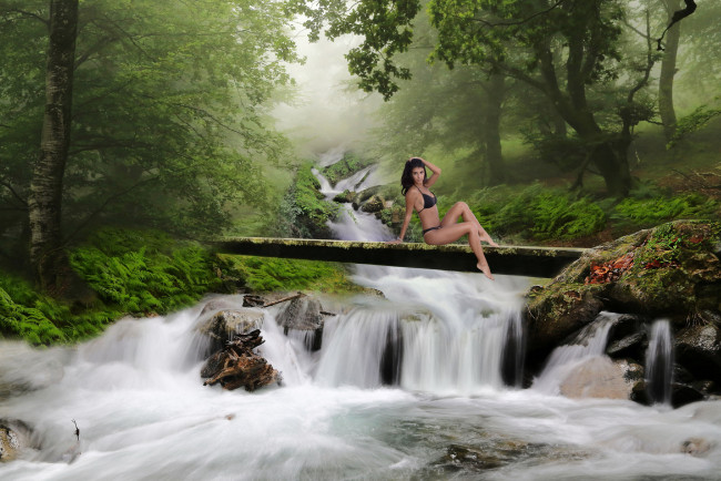 Обои картинки фото девушки, - брюнетки,  шатенки, брюнетка, вода, водопад, поток, дерево