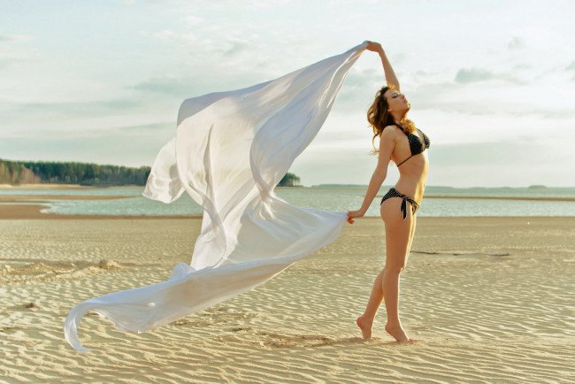 Обои картинки фото девушки, - брюнетки,  шатенки, пляж, купальник, бикини, ветер