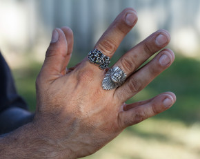 Картинка разное руки серебрянные кольца пальцы мужские