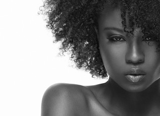 Картинка девушки -unsort+ Черно-белые+обои фото белая чёрная девушка афроамериканка