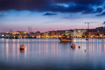 Картинка корабли катера malta sliema мальта слима город дома освещение побережье море буйки лодки вечер розовое синее небо тучи