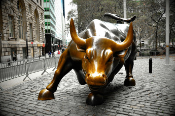 Картинка разное рельефы +статуи +музейные+экспонаты 3200 килограмовая бронзовая статуя атакующий бык сша уолл стрит манхеттен нью-йорк