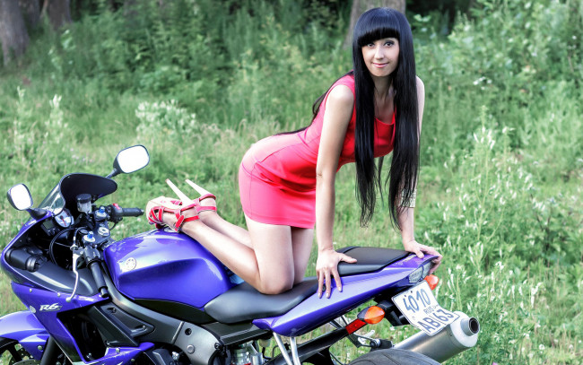 Обои картинки фото мотоциклы, мото с девушкой, туфли, платье