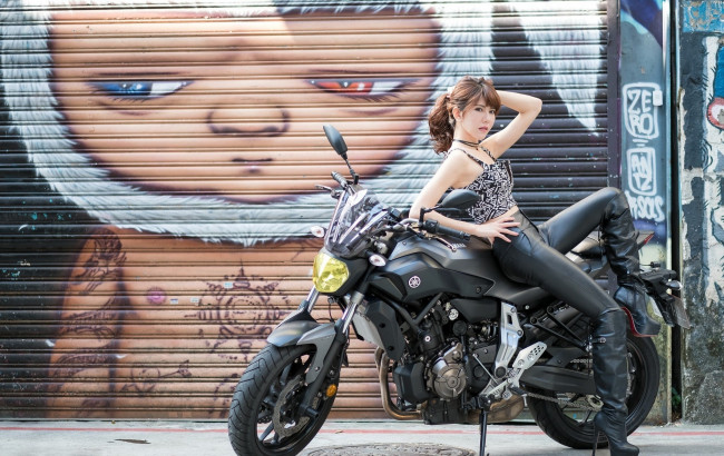 Обои картинки фото мотоциклы, мото с девушкой, взгляд, фон, мотоцикл, девушка