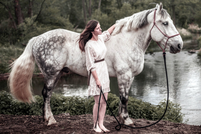 Обои картинки фото девушки, - брюнетки,  шатенки, озеро, девушка, лошадь