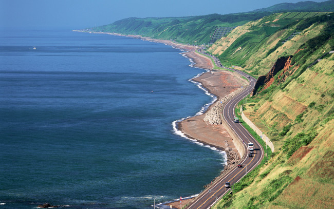 Обои картинки фото природа, побережье, япония, хоккайдо, море, берег, дорога, машины, горы