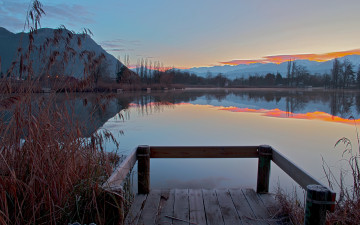 Картинка природа реки озера камыш озеро мостик горы