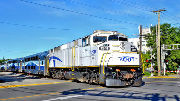 Картинка техника поезда пассажирский состав вагоны локомотив железная дорога рельсы шоссе переезд