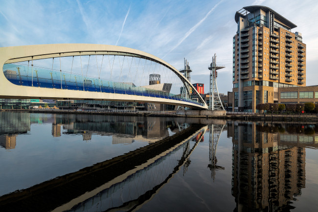 Обои картинки фото salford quays millennium footbridge, города, - мосты, река, мост