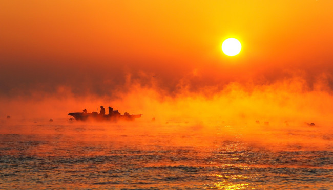 Обои картинки фото природа, восходы, закаты, туман, закат, лодка, рыбаки, море