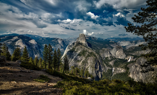 Обои картинки фото природа, горы, камни, панорама, калифорния, деревья, склон, скалы, yosemite, national, park, лес, сша, возвышенность, йосемити, облака