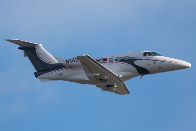 Обои картинки фото embraer phenom 100, авиация, пассажирские самолёты, авиаперевозчик
