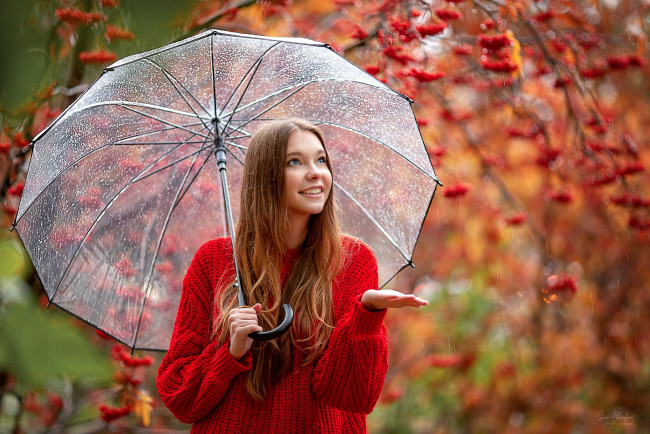 Обои картинки фото девушки, -unsort , рыжеволосые и другие, дождь, улыбка, капли, осень