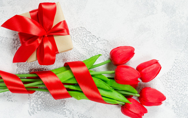 Обои картинки фото праздничные, подарки и коробочки, тюльпаны, подарок, лента, бант