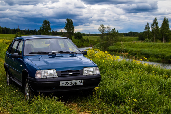 Обои картинки фото иж- 2126 ода, автомобили, москвич, иж-, 2126, ода, автомобиль, классика, река, лес, синий