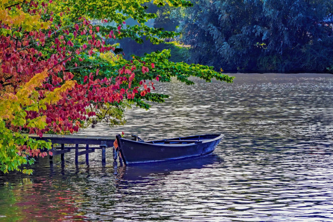Обои картинки фото корабли, лодки,  шлюпки, река, волны, лодка, осень