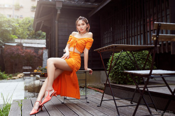 Картинка девушки -+азиатки max chang женщина азиатка оранжевая одежда ноги террасы оранжевое платье