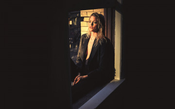 Картинка девушки martha+hunt блондинка пиджак окно