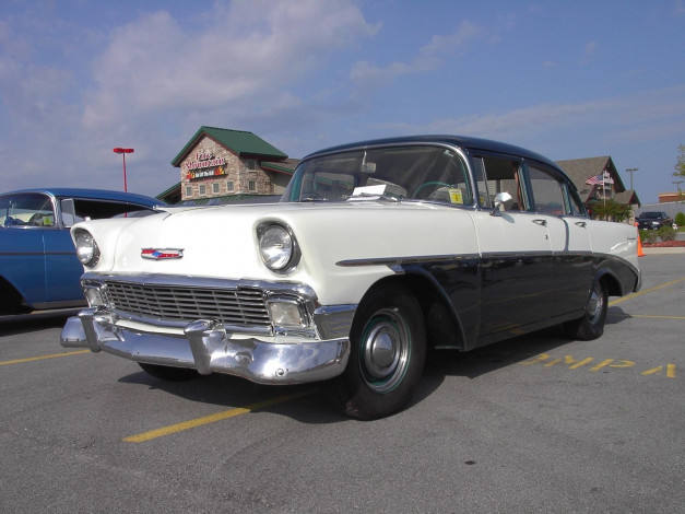 Обои картинки фото 1956, chevrolet, sedan, classic, автомобили, выставки, уличные, фото