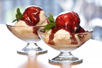 Картинка еда мороженое десерты клубника сироп