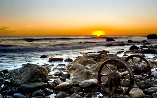 Обои картинки фото природа, восходы, закаты, солнце, закат, океан, камни, пляж, тучи