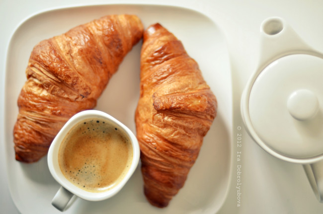 Обои картинки фото еда, кофе, кофейные, зёрна, завтрак, чашка, круассаны
