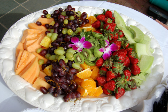 Обои картинки фото еда, фрукты, ягоды, клубника, мандарины, киви, дыня, виноград