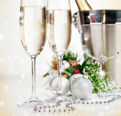 Картинка праздничные угощения бусы шарики ведерко шампанское бокалы