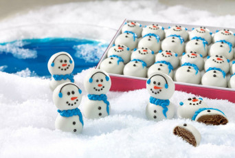 Картинка праздничные угощения снеговики печенье коробка