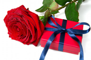 Картинка праздничные подарки коробочки коробка капли роза бант лента