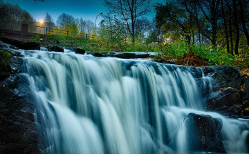 Картинка природа водопады водопад река ограда обрыв деревья трава