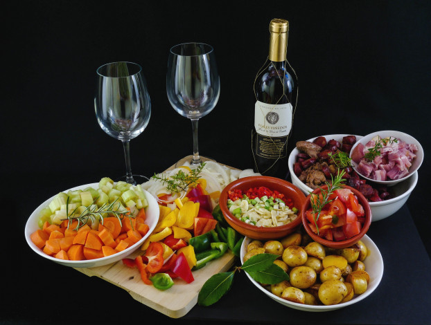Обои картинки фото еда, разное, вино, мясо, овощи, бокалы