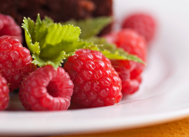 Обои картинки фото еда, малина, красные, листочки, ягоды, тарелка